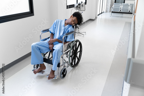 Foto Feel bad abandoned patient sit on wheelchair at hospital