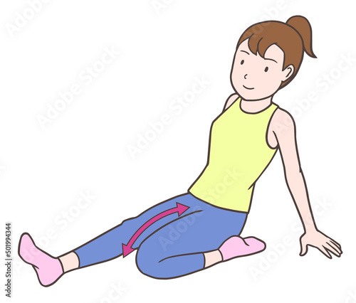 片脚を折り曲げて床に座り、大腿四頭筋をストレッチする女性