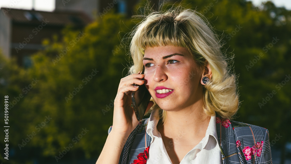 La comunicación y beneficios del teléfono móvil en la actualidad, Mujer feliz hablando por el móvil , chica alegre de pelo corto con un teléfono en la mano La comunicación y beneficios del teléfono móvil en la actualidad, Mujer feliz hablando por el móvil , chica alegre de pelo corto con un teléfono en la mano
