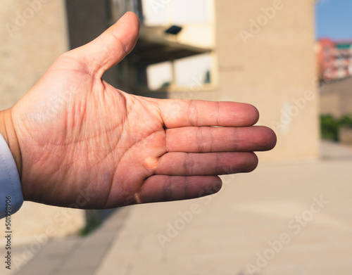 mano extendida, estrechando la mano, luz en la mano , cerrando tratos