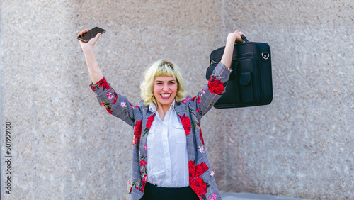 Foto El éxito de la mujer en el mundo laboral,  celebración de los objetivos y metas