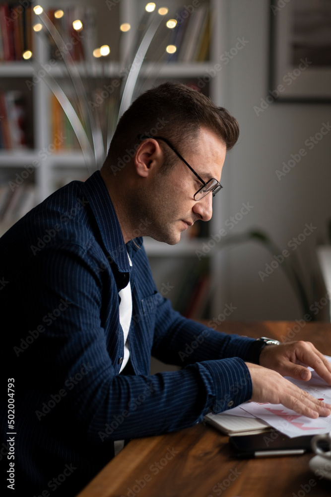 Obraz premium Successful freelancer working on computer while staying at home 