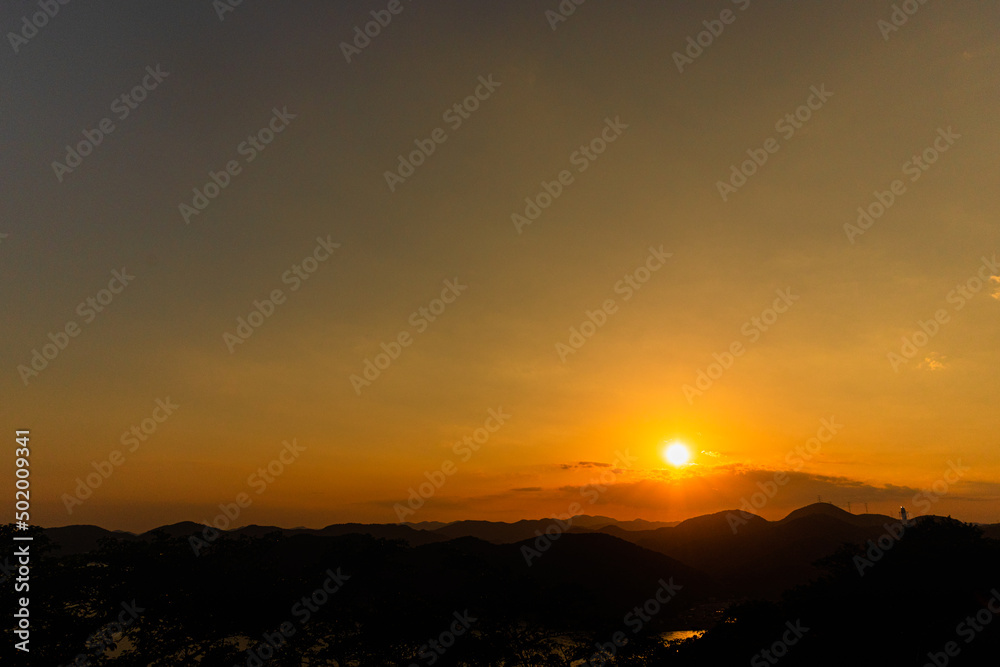 万葉の岬から望む夕日