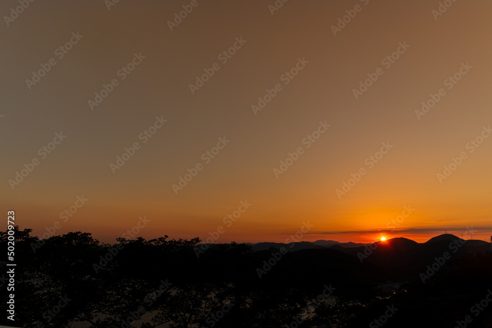 万葉の岬から望む夕日