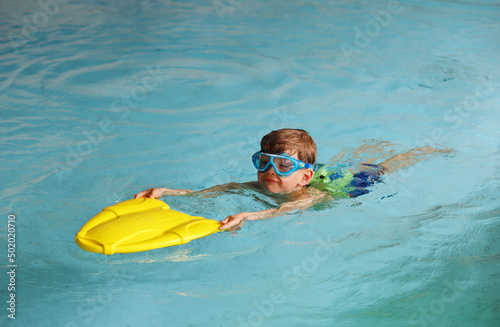 Ein kleiner Junge lernt Schwimmen