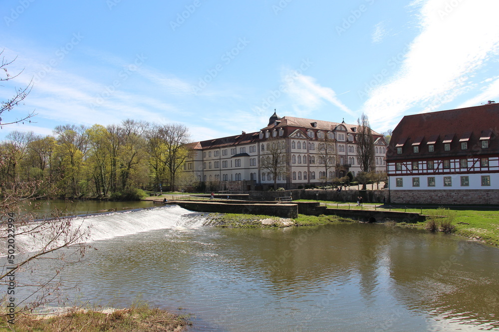Blick über die Fulda auf das Schloss in Rotenburg an der Fulda