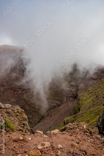 Cratère du volcan Vésuve dans la brume