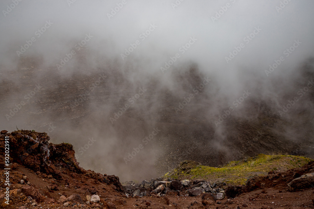 Cratère du volcan Vésuve dans la brume
