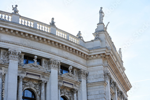 Fassade des ber  hmten Burgtheaters in Wien    sterreich