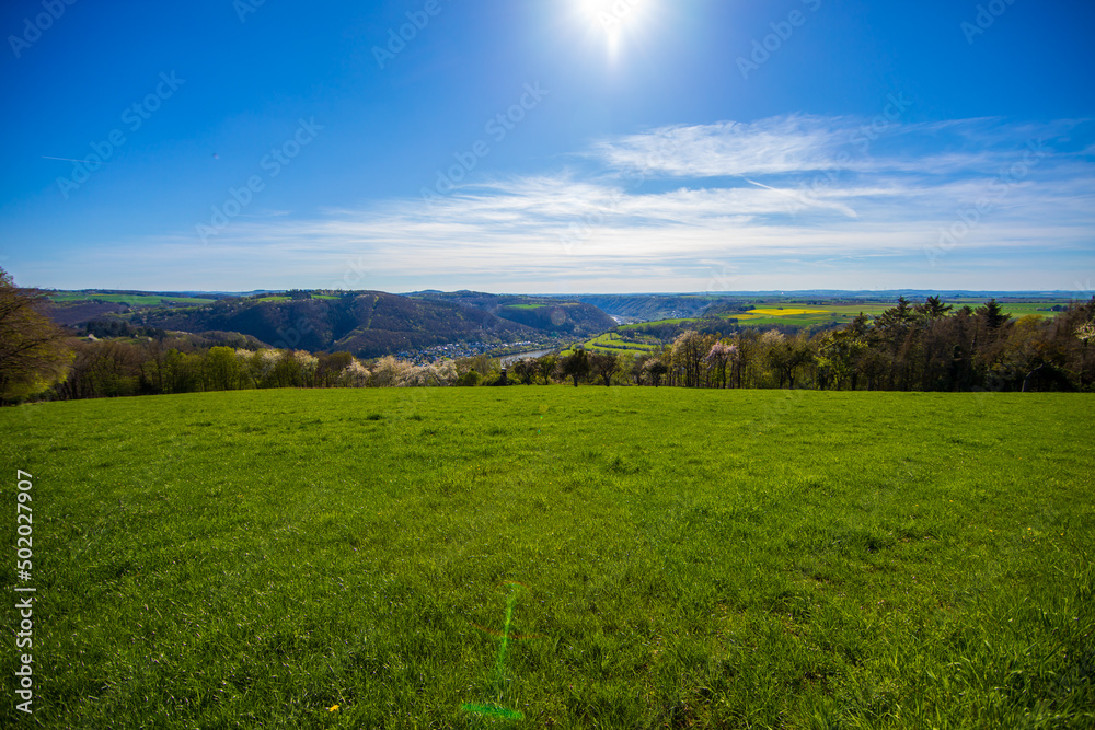 Sonniger Blick auf die Mosel bei Lös in Rheinland-Pfalz am Ostermontag 2022
