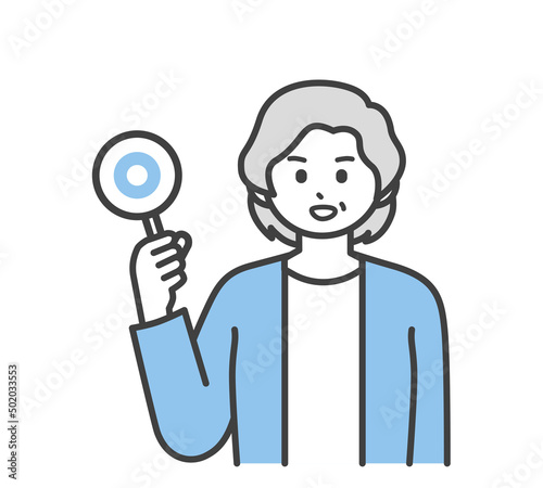 高齢女性がまるの札を持つイラスト素材
