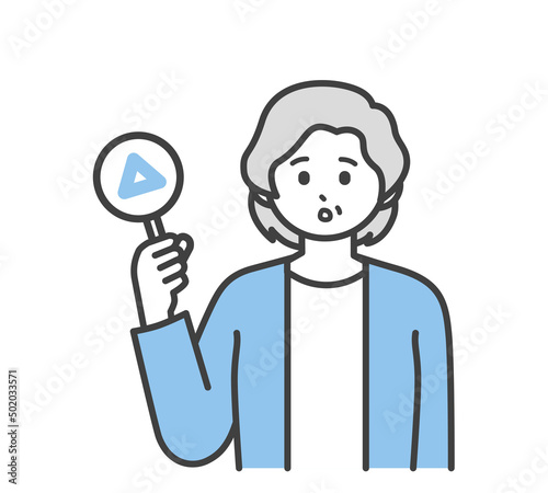 高齢女性が三角の札を持つイラスト素材