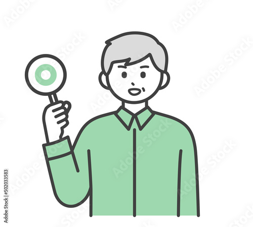 高齢男性がまるの札を持つイラスト素材