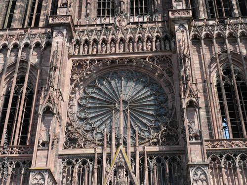 Die gotische Rosette an der Südwest-Seite des Straßburger Münsters (Straßburg, Elsass, Frankreich) mit Hauptportal