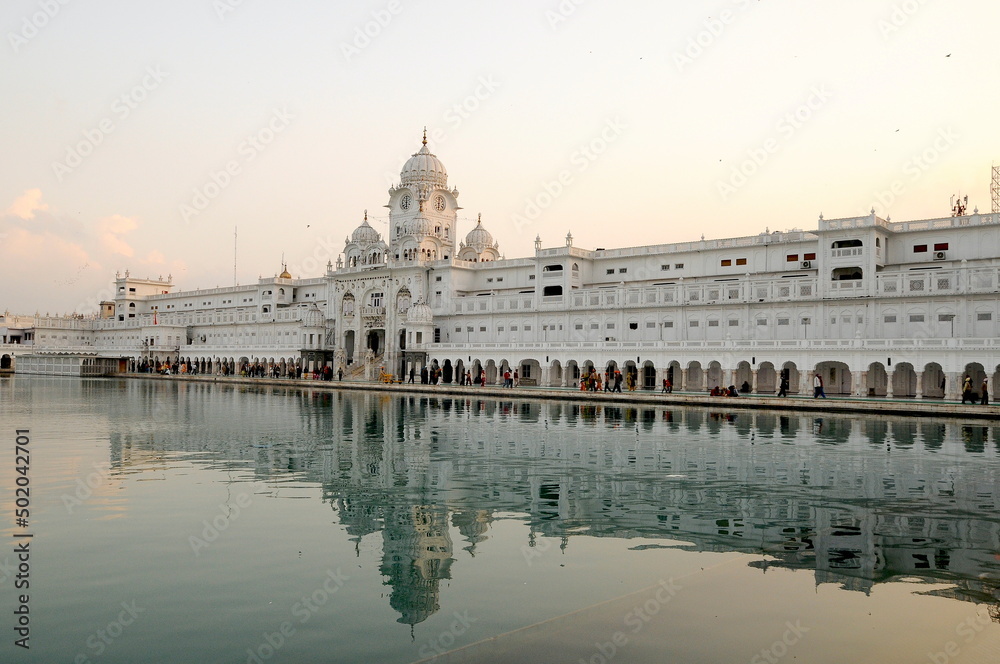 Fototapeta premium The golden temple of Sikh religion at sunset in Amritsar, Punjab, India.