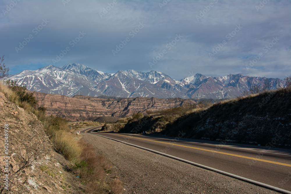Fototapeta premium Pelos desertos de Mendonza na Argentina