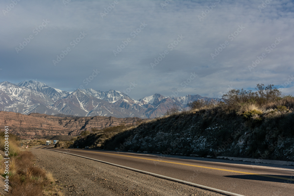 Naklejka premium Pelos desertos de Mendonza na Argentina