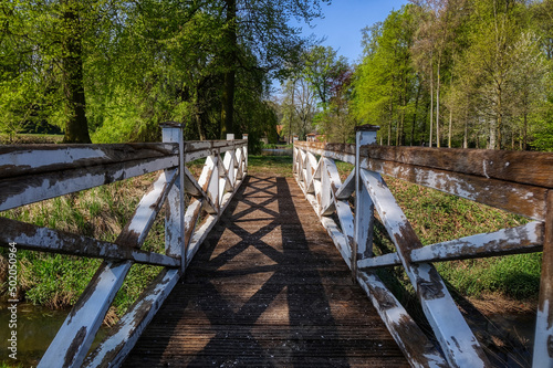 Schöne Holzbrücke in einem Schlosspark in Rheda-Wiedenbrück