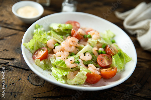 Leaf salad with cherry tomatoes and shrimps © marysckin