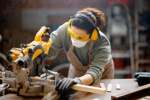 Photos woman carpenter in workshop