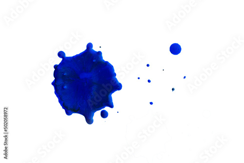 Blauer Tintenklecks und kleine Spritzer auf weißem Hintergrund photo