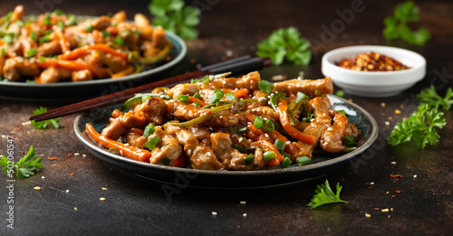 Fotografía Chinese sichuan shredded pork with vegetables. Asian cuisine