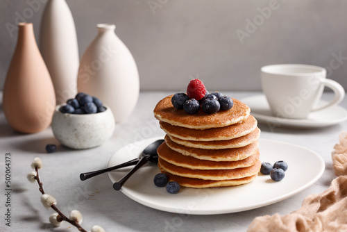 Pancakes sur une assiette couvert des fruits: framboise, myrtille photo