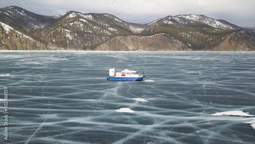 Foto Hovercraft rides on lake Baikal