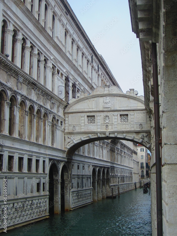 Pont des Soupirs surplombant un canal et reliant deux bâtisses anciennes à Venise, la Cité des Doges, Italie 