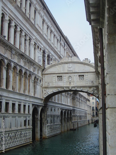 Pont des Soupirs surplombant un canal et reliant deux bâtisses anciennes à Venise, la Cité des Doges, Italie 