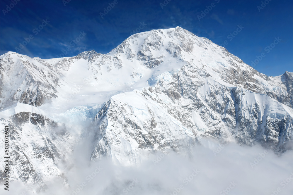Obraz premium Denali, the tallest mountain in North America, rises above the clouds in the Alaska Range.