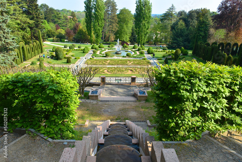 Fontana e giochi d' acqua nel giardino di Villa Toepliz, Varese, Italia photo