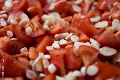 Pomidory pokrojone w kostkę wymieszane z czosnkiem w plasterkach
