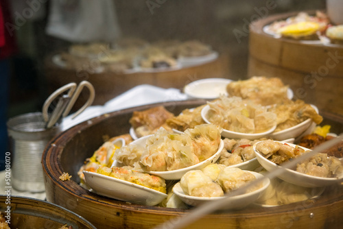 Obraz na plátně 中華せいろで蒸された点心　香港のお持ち帰り用の飲茶の店　Takeaway Dim sum shop in Hong Kong