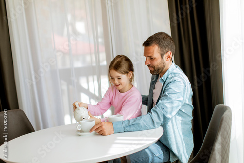 Father and daughter drinkin...