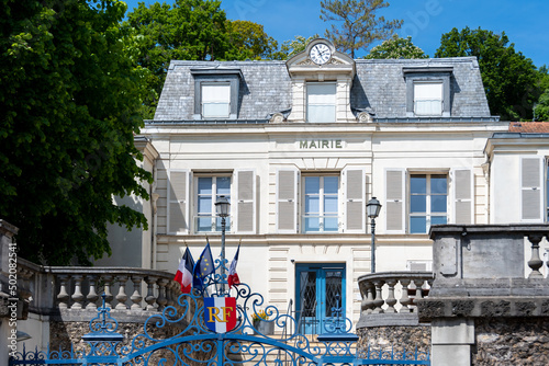 Vue extérieure de l'hôtel de ville de Ville-d'Avray France, commune de la banlieue ouest de Paris, située dans le département des Hauts-de-Seine photo