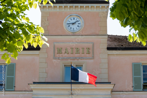 Vue extérieure de l'hôtel de ville de Marnes-la-Coquette, commune française de la banlieue ouest de Paris, située dans le département des Hauts-de-Seine photo