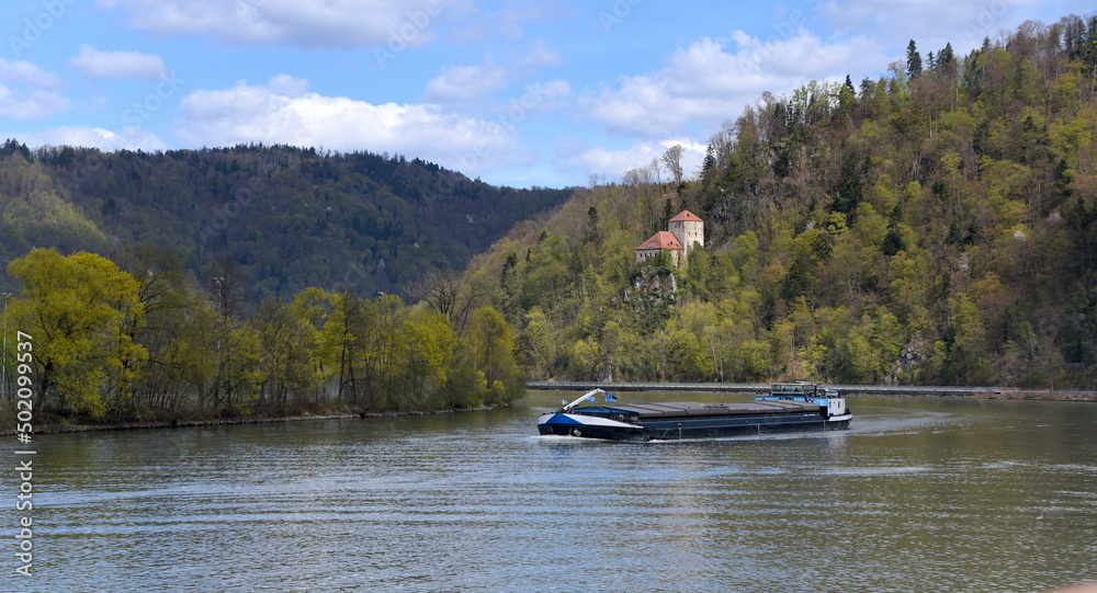 Fototapeta premium Burg Krempelstein auf einem Felsen über der Donau