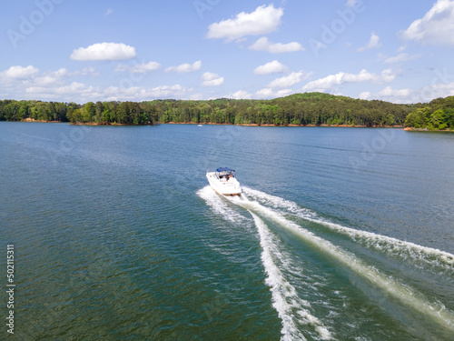 Fotografija Pontoon boat traveling at full throttle across open lake