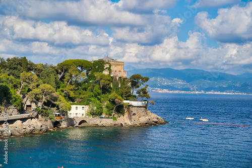 Obraz na płótnie Paraji, Liguria, Italy - August 15, 2019: Bay in the Liguria Regina / Beautiful sea bay with fashionable yachts and boats / Houses on a cliff / Popular resort in Europe w salonie