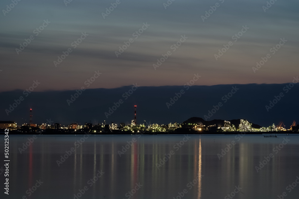 Naklejka premium 工場夜景と海