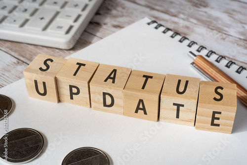 ステータスアップデートのイメージ｜「STATUS UPDATE」と書かれた積み木、電卓、ノート