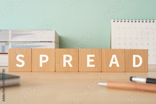 Fotografie 「SPREAD」と書かれた積み木が置かれたデスク