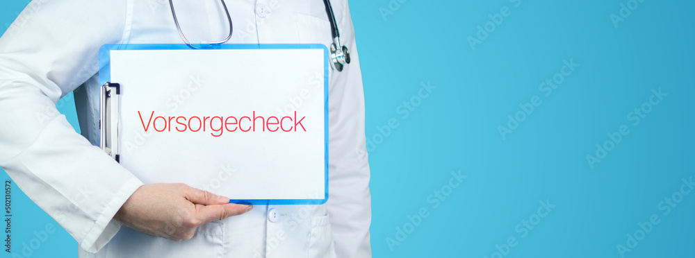 Vorsorgecheck. Arzt mit Stethoskop hält blaues Klemmbrett. Text steht auf Dokument. Vorsorgecheck. Arzt mit Stethoskop hält blaues Klemmbrett. Text steht auf Dokument.