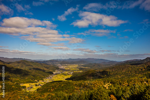 紅葉の山と青空、田舎の風景。京都府与謝郡与謝野町