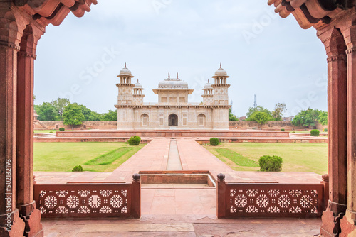 Obraz na płótnie The Republic of India is the seventh largest country in the world by area and, with over a billion people, is second only to China in population w salonie