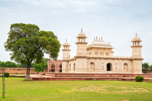 Obraz na płótnie The Republic of India is the seventh largest country in the world by area and, with over a billion people, is second only to China in population w salonie