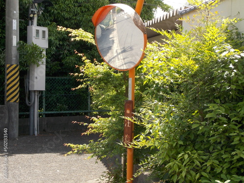 歩行者を見守るカーブミラー