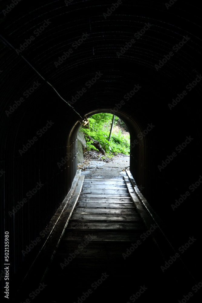 不気味な階段状の逗子住吉トンネル