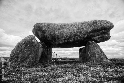 Photographie Dramatic black and white shot of megalithic tomb Teufelskeller (lit